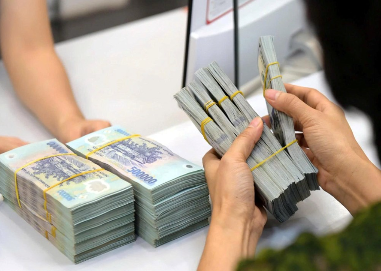 Tiền gửi dân cư lập kỷ lục mới, lãi suất lên 9,5%